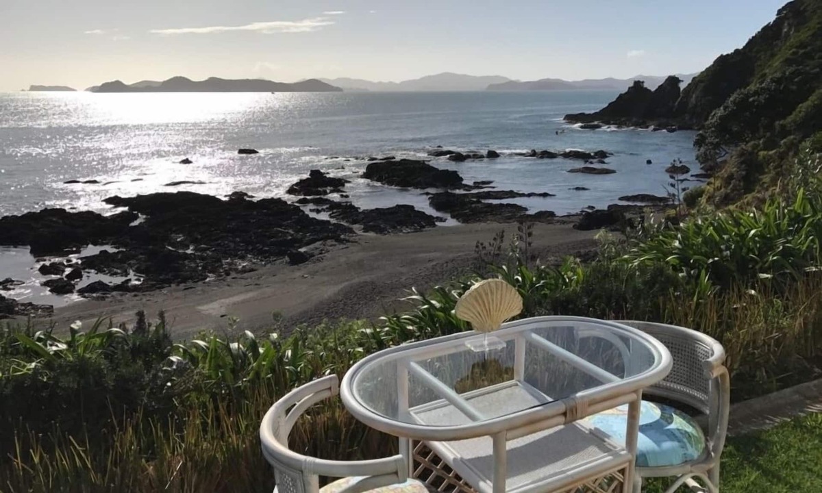 Russell House | Absolute waterfront - with privacy and views