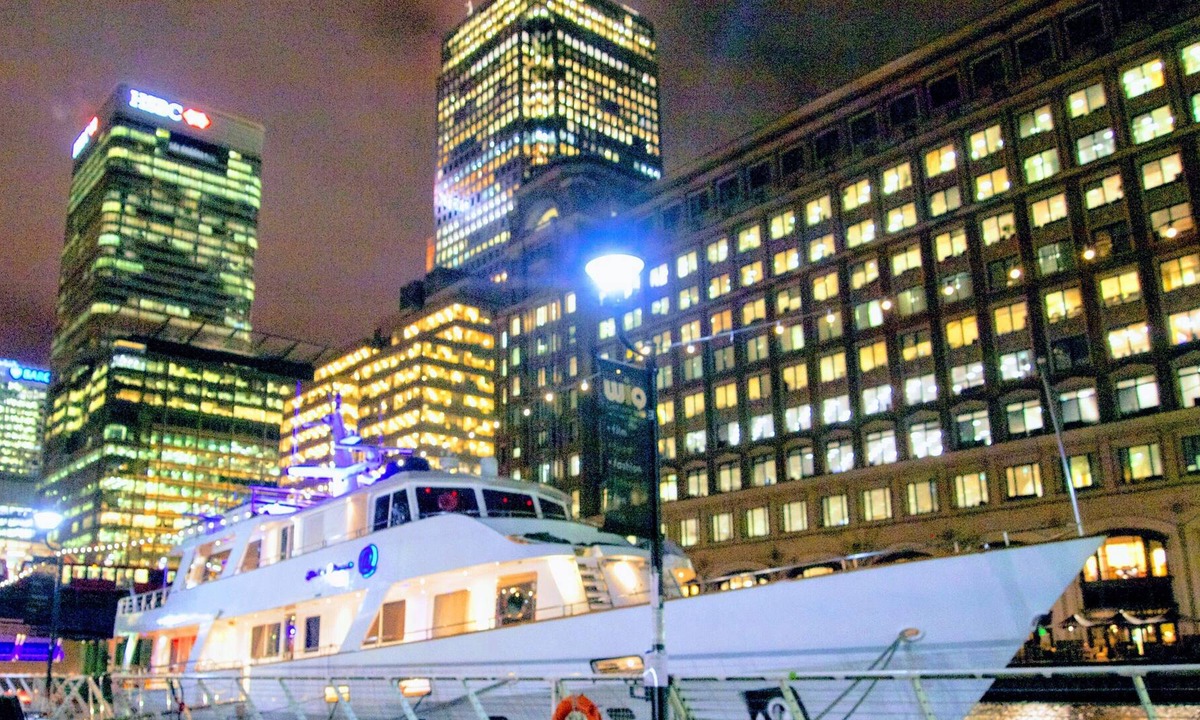 Tower Hamlets Boat Rental | Absolute Pleasure Super Yacht London
