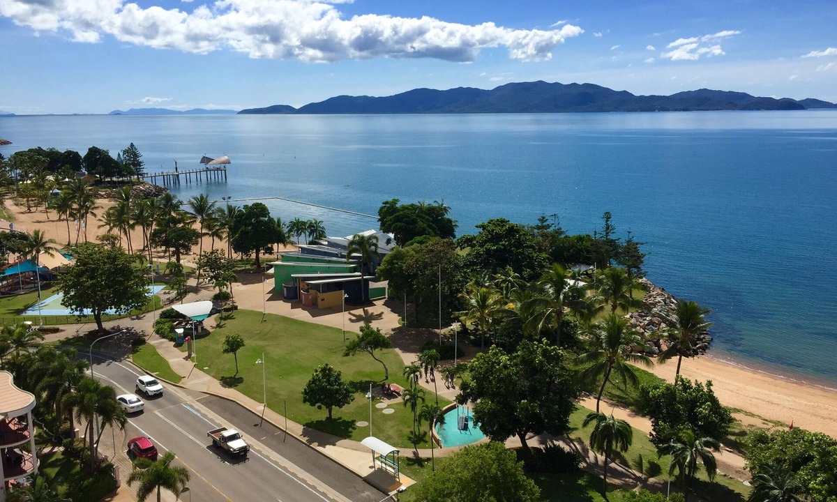 North Ward Apartment | Absolute seafront Strand studio Balcony Pool Free Parking WiFi self checkin