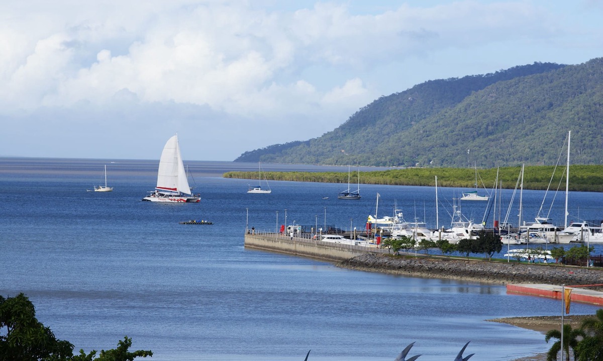 Cairns Central Business District Apartment | ABSOLUTE STUNNING WATER VIEWS IN THE CITY