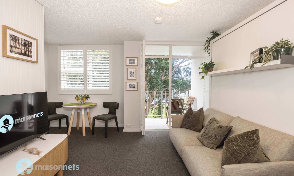 Elizabeth Bay Apartment | Absolute Waterfront Elizabeth Bay Views & Pool