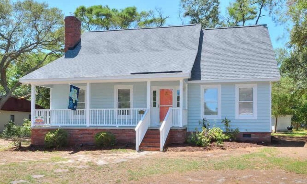 Yaupon Beach House | Absolutely Beautiful 3 BR/2.5 BA Beach Cottage-1 Minute to BEACH-PETS-Sleeps 8