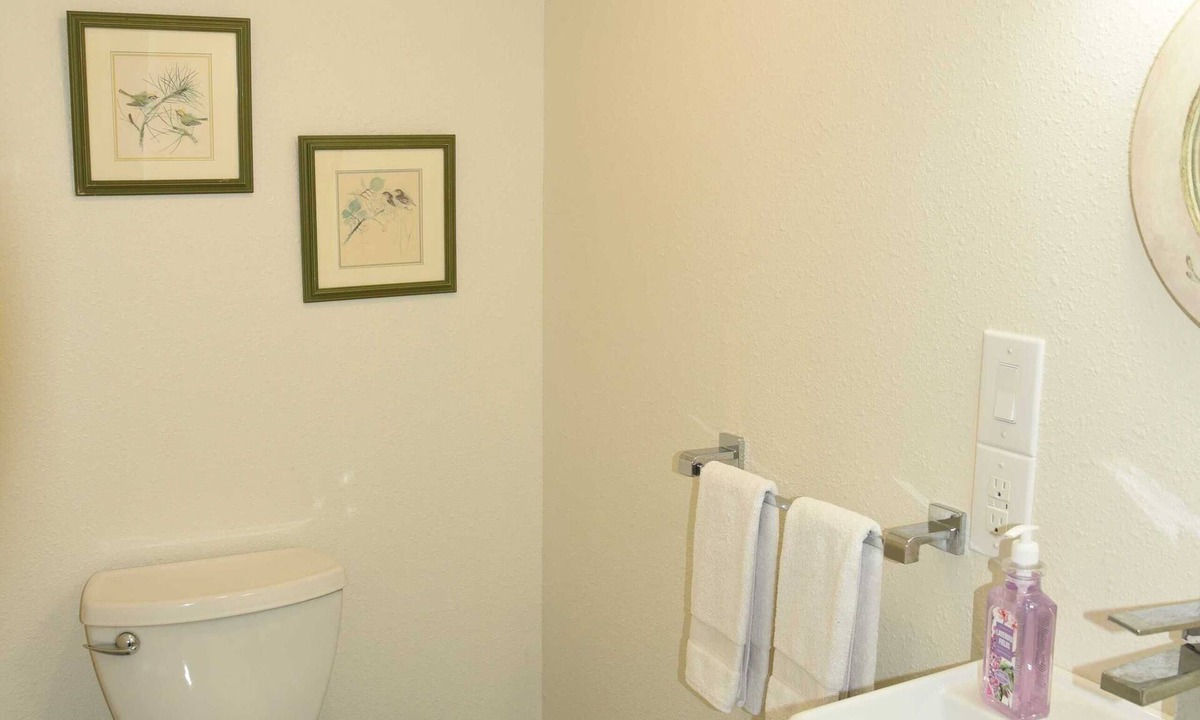 Elmaton Cottage | AC, Free WIFI - Sleeps 7 - Full Kitchen