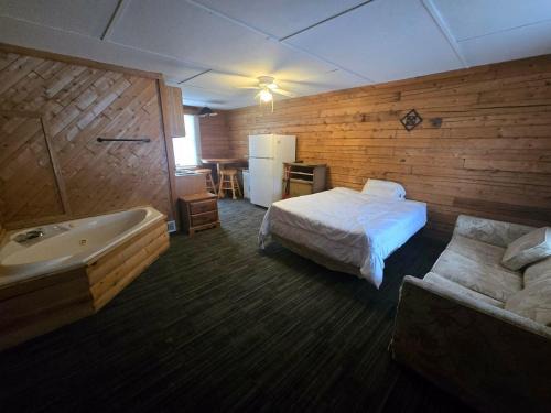 Chassell Apartment | AC4 Northwoods Getaway w Jetted Tub