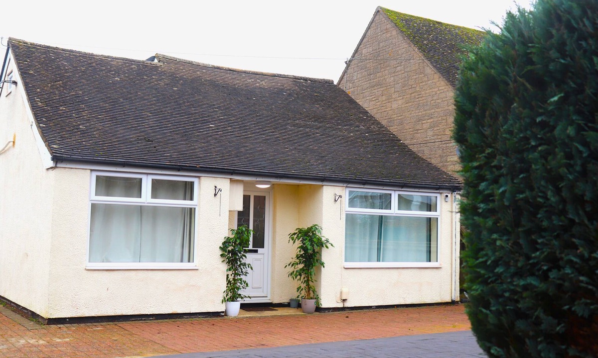 Brize Norton House | Acaccia Bunglow