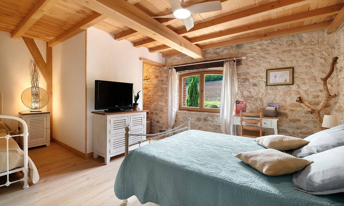 Castelnau-de-Montmiral Bed & Breakfast | Acacia Guest Rooms with Shared Terrace and Garden
