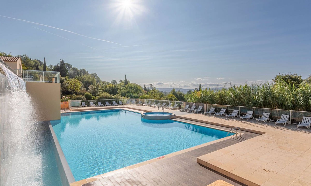 Callian Apartment | Accès aux piscines | Studio climatisé avec balcon