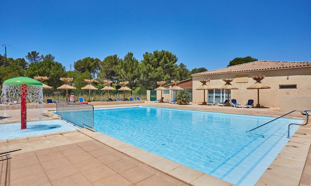 Aubagne Ski Chalet | Accès Piscine Extérieure Saisonnière