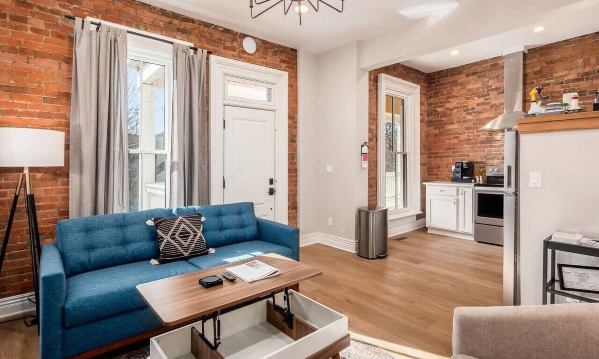 Victorian Village Apartment | Access OSU & Crew Stadium | Pet Friendly | Parking