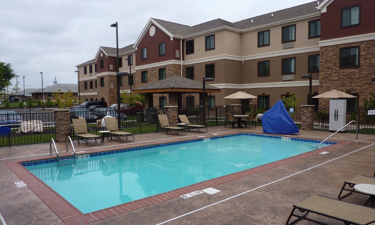 Bowling Green Apartment | Accessible 1BR Queen Suite | Breakfast + Pool