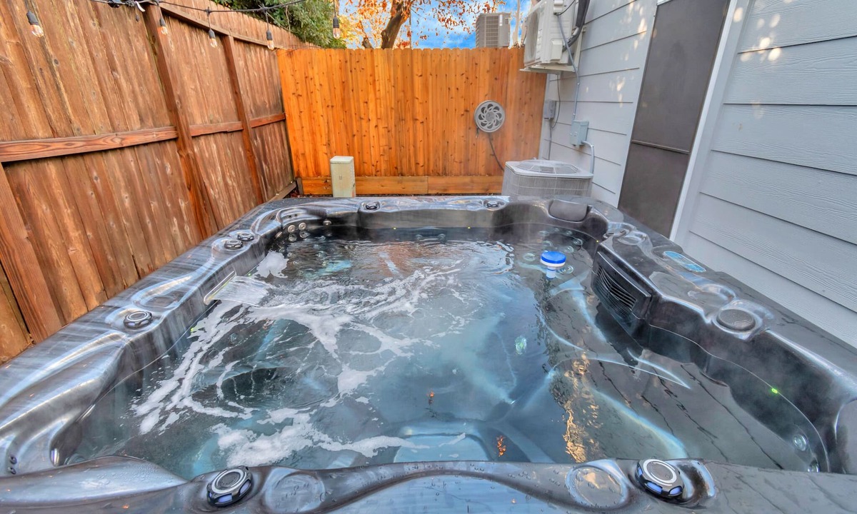 Clodine House | Accessible Gem 3BR Jacuzzi Air Hockey Sleeps 13 Chinatown