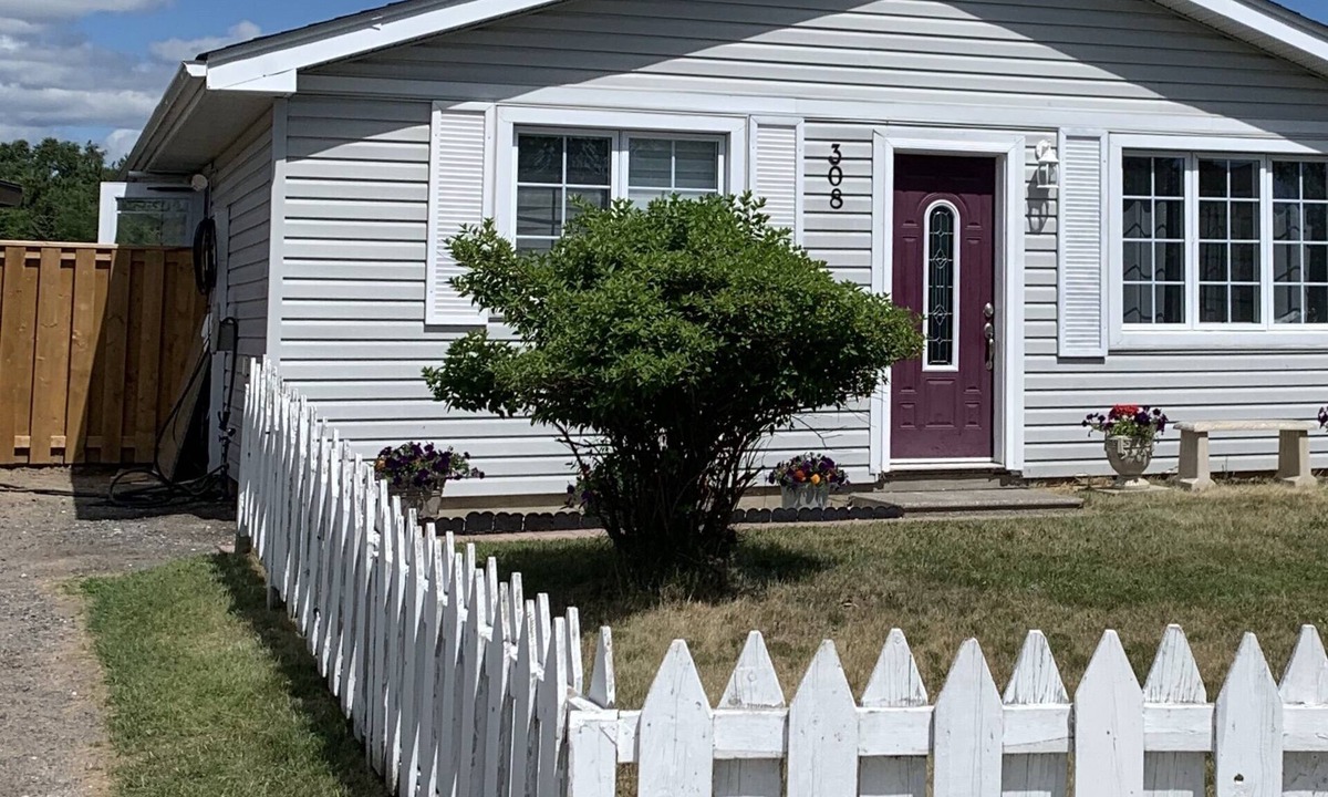 Thunder Bay House | accessible- parkside gem-3 bdm corefloor home-pet friendly.