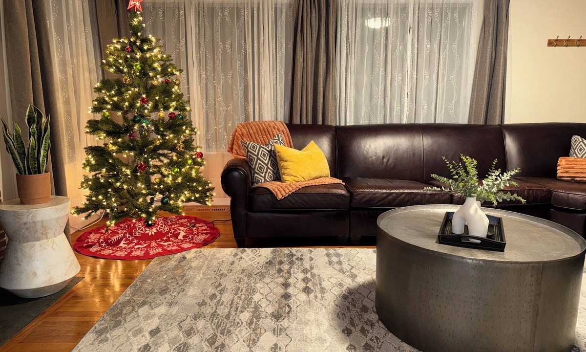 Meadowbrook House | Acclaimed 4BR Modern Eclectic Great Patio & Yard Pet Friendly