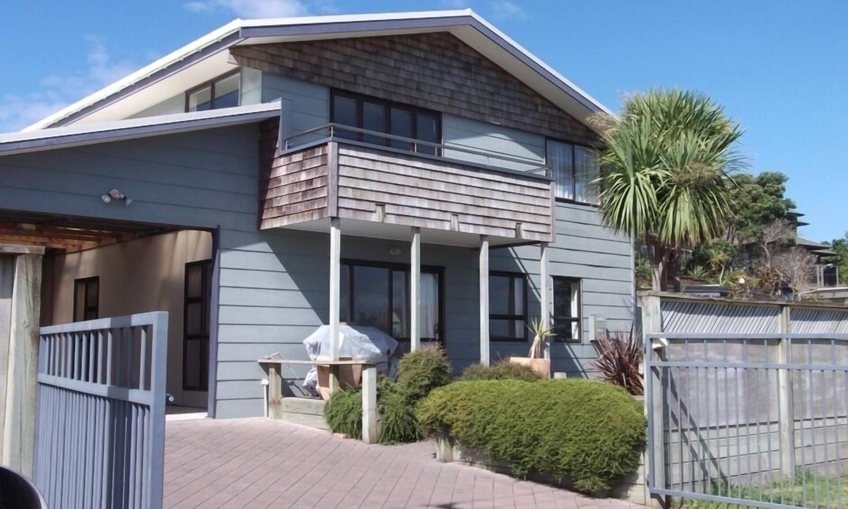 Pukehina House | ACCOMMODATE 19 - OCEAN FRONT.