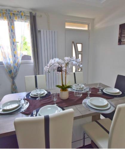 Goussainville House | Accommodation for 10 people - RER D - Parc Astérix - CDG