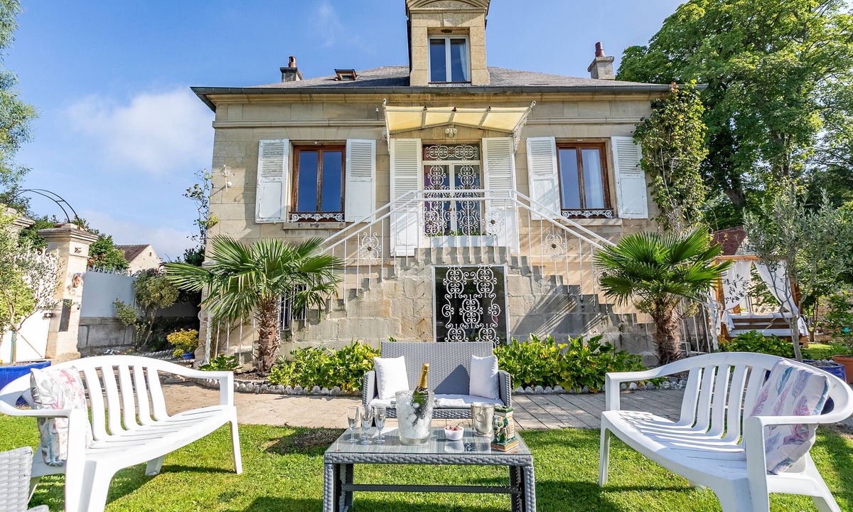 Cires-Les-Mello House | Accommodation, Very peaceful environment, 10 Travellers