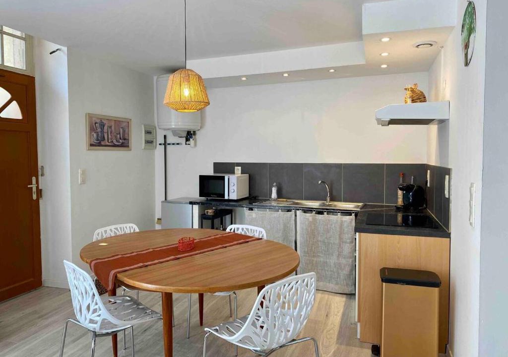 Lezignan-Corbieres Apartment | Accueillant petit T2 cœur de centre ville