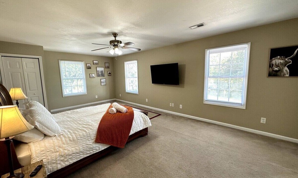 West Meade Apartment | Ace Condo w/ Hot Tub | Only 15 mins to Broadway!