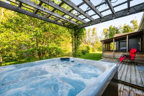 South Bruce Peninsula House | Ace Cottage HOT TUB AC Near beach