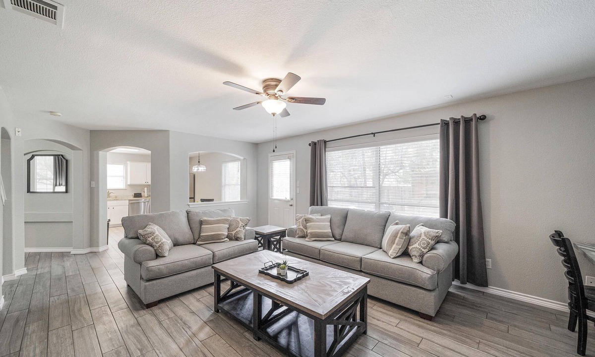 Teravista House | ACL Super Home . 4 bedroom with Hot spa in the backyard in an awesome neigbohoo