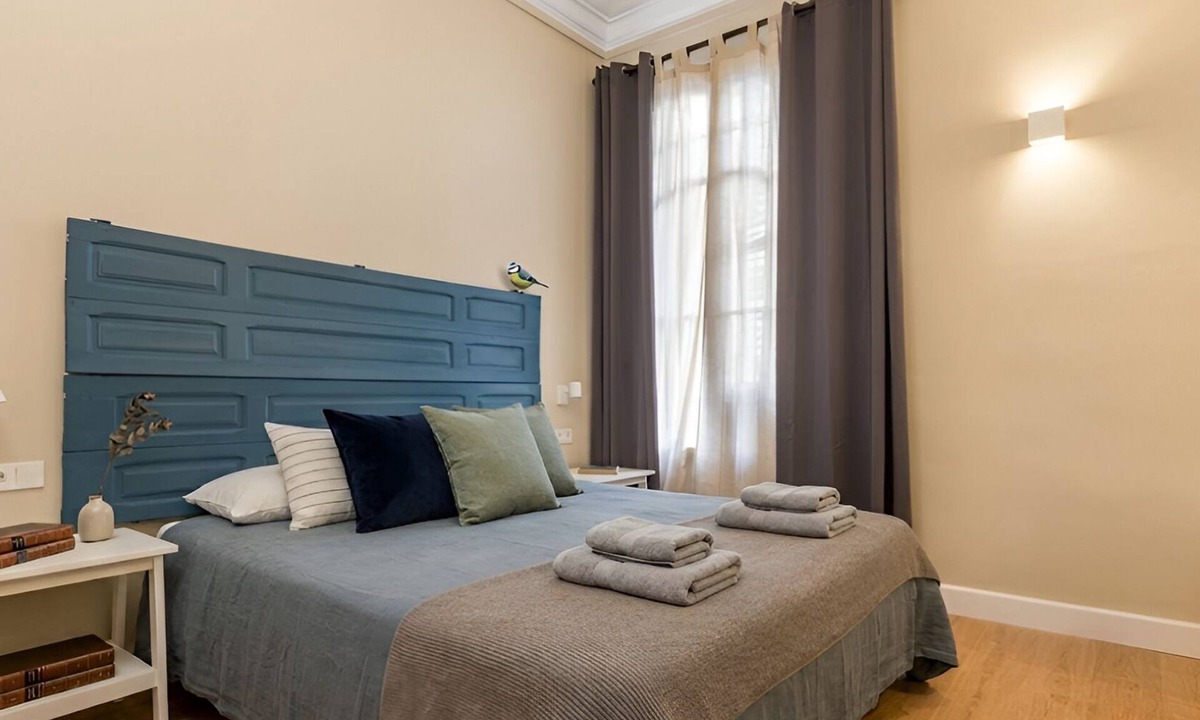 Sant Antoni Apartment | Acomodis Apartments - Comfy 15-Bedroom GroupFlat in L’Eixample up to 27 people!