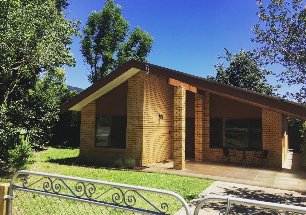 Bright House | Acorn Lodge