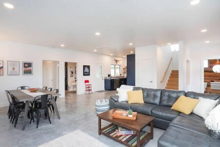 Nashville House | ADA Accessible Dog Friendly Home with Patio, Yard Ample Parking, Great for Families, 12 Mins to Broadway, 12South, Geodis Park, 24 Hr Hospitality