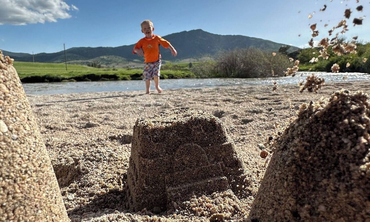 Lava Hot Springs Hotel | ADA Deluxe Queen Bedroom (River Access)