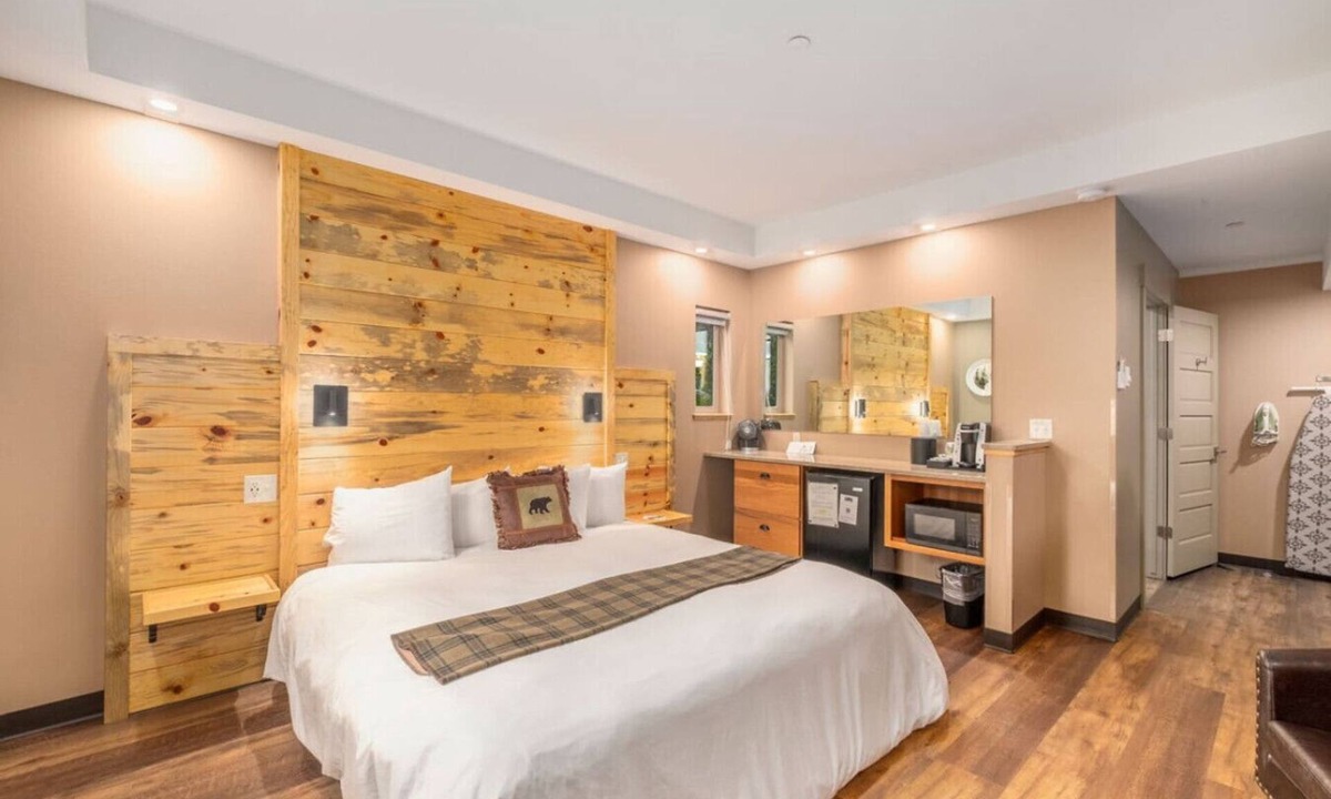 Estes Park Bed & Breakfast | ADA King Room, AC, Fireplace, hot tub - Lodge 103