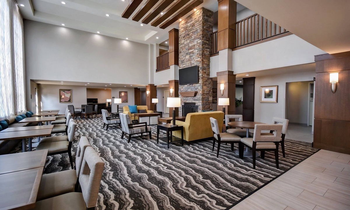 Holland Apartment | ADA King Suite w/Breakfast, Pool & More!