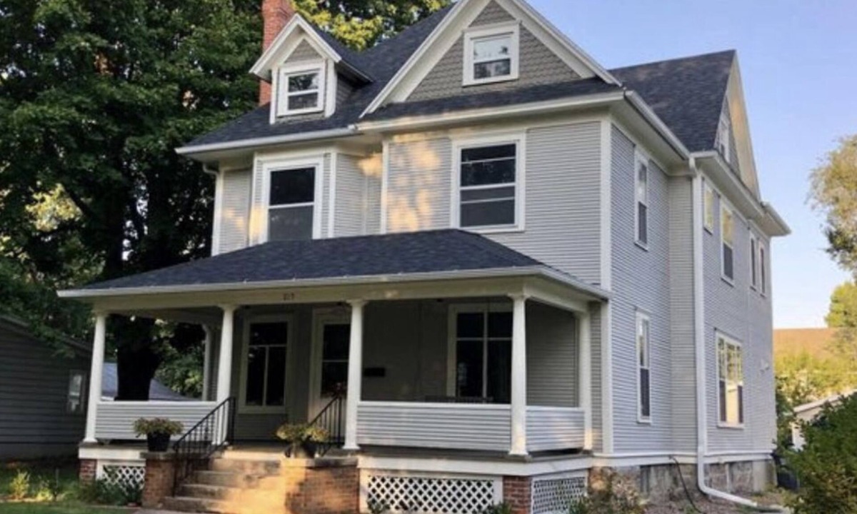 Storm Lake House | Ada’s Guesthouse- historic home close to lake, shopping, parks, trails, BVU