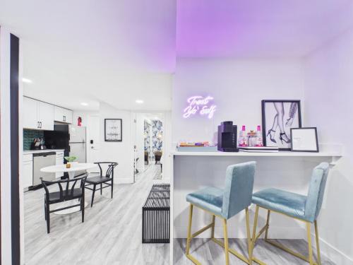 Wrigleyville Apartment | Addison Art Deco Sanctuary