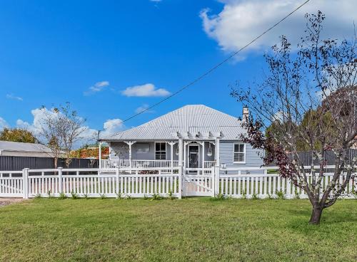 Stanthorpe House | Addisons Stanthorpe with hot tub