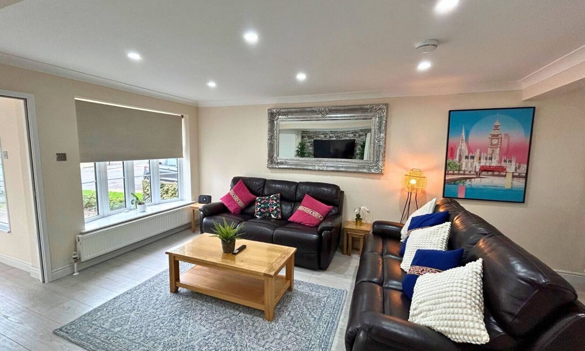 Runnymede Ski Chalet | Addlestone Gorgeous Three Bedroom House