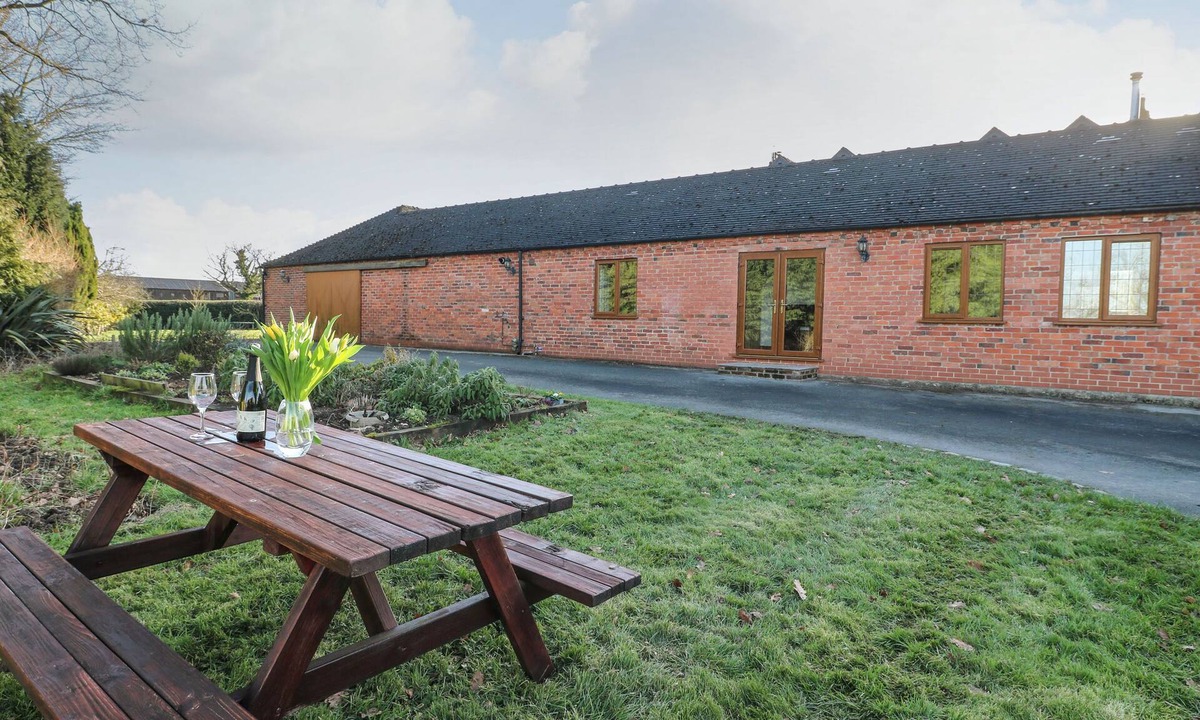 Calwich Cottage | ADELAIDE COTTAGE, with pool in Ashbourne