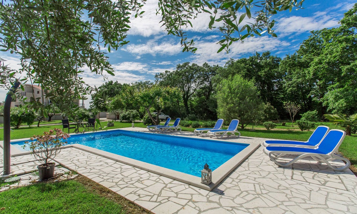 Susnjici Apartment | Adelia for 2 persons, pool, beautiful garden, only 10km from Porec and beaches.
