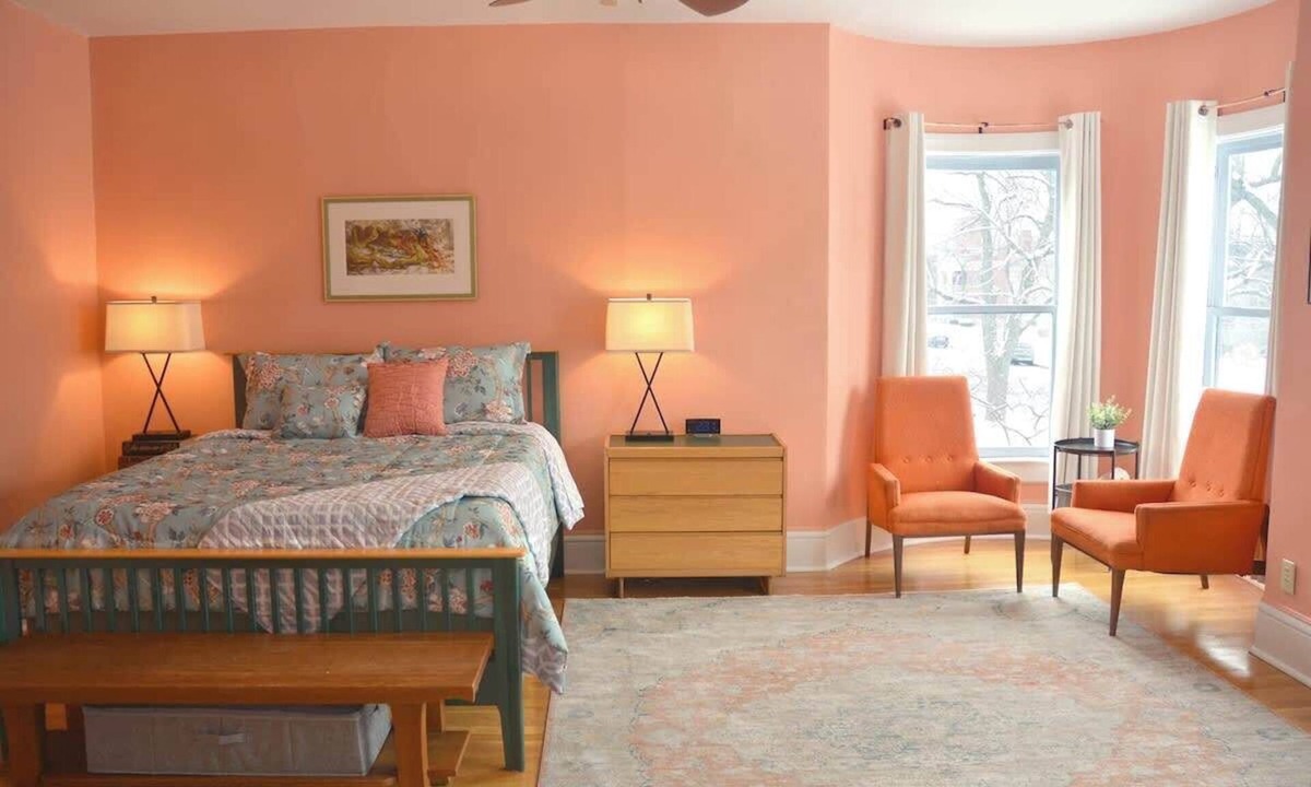 West Washington House | Adler House: A charming South Bend escape. - Orange Room