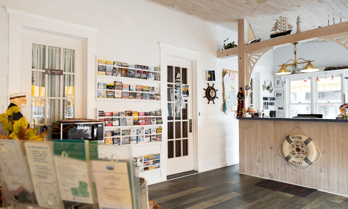 Lake George Hotel | Admiral Motel