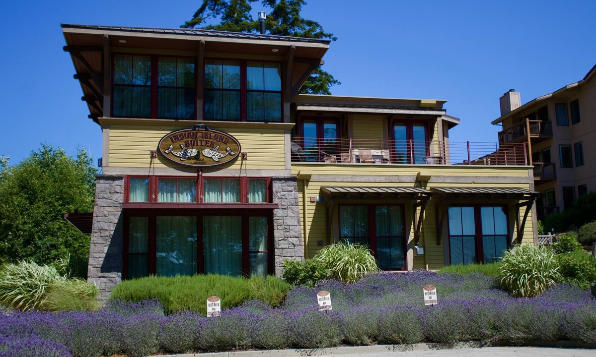 Eastsound Condo | Admiral's Suite - Spacious, Flagship Condo as you enter Eastsound