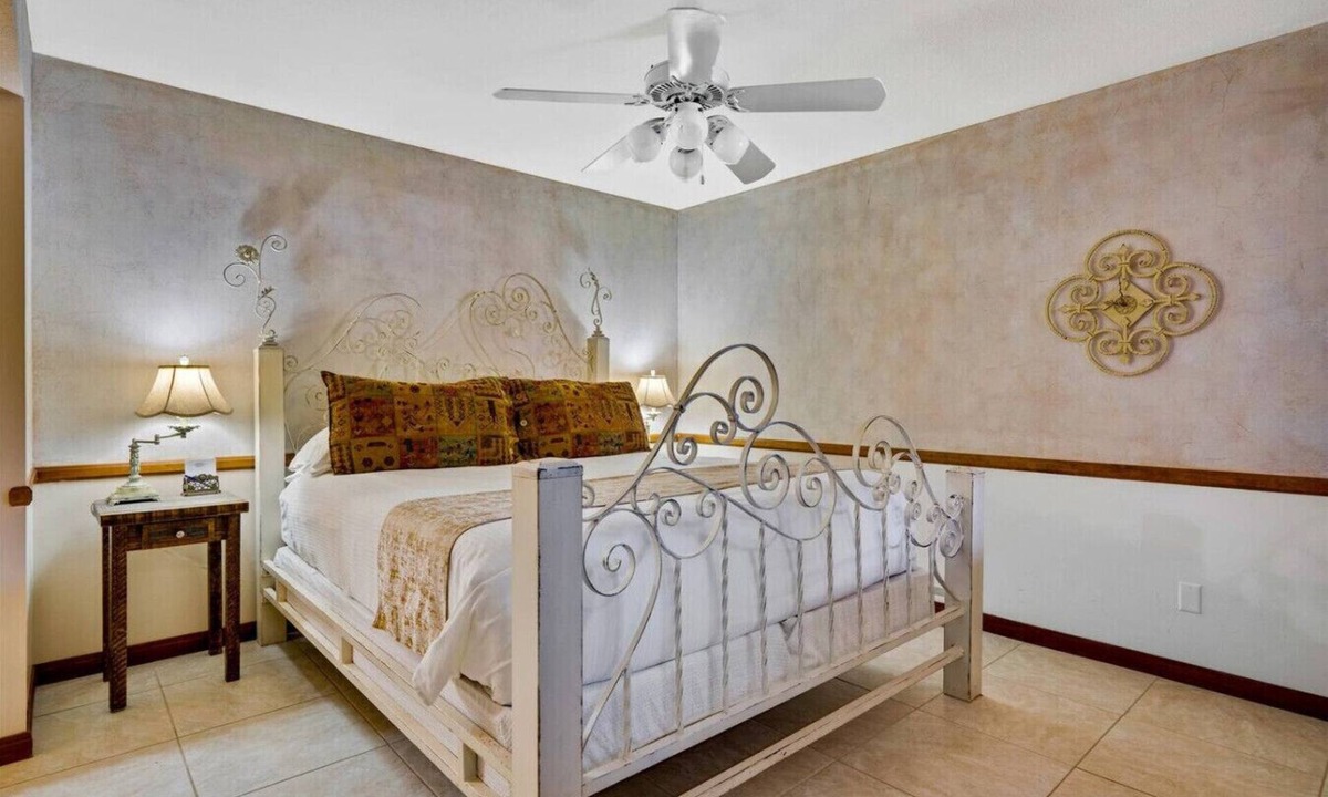 Oak Creek House | Adobe Village Inn Estate