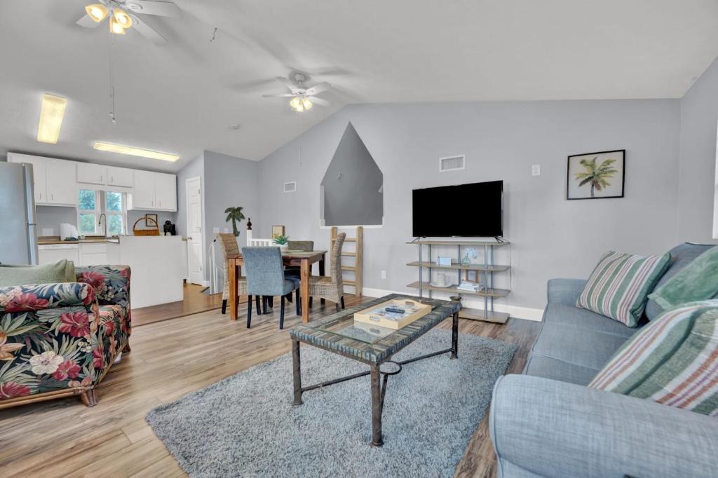 Lynn Haven House | Adorable 1 BDR with Full Kitchen Deck Washer Dryer