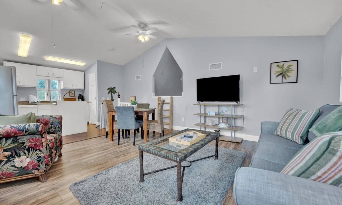 Lynn Haven House | Adorable 1 BDR with Full Kitchen Deck Washer Dryer