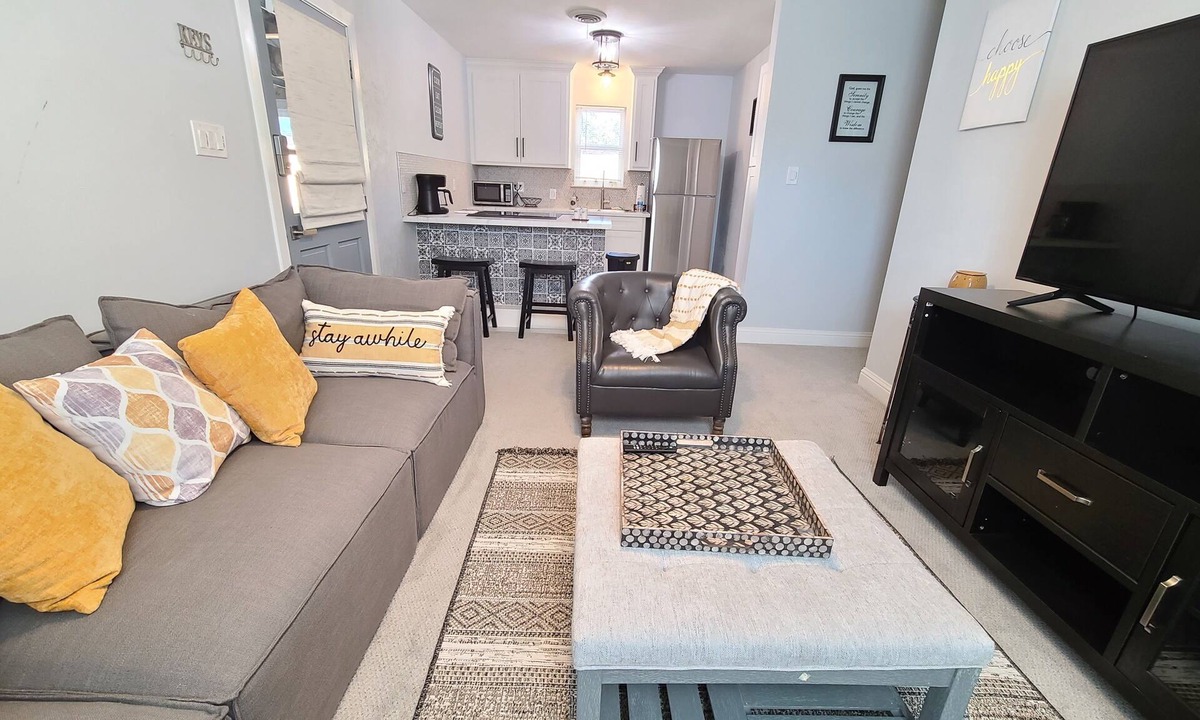 Lochwood Apartment | Adorable 1- bedroom guesthouse with free parking