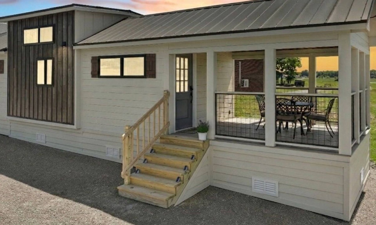 Shelbyville House | Adorable 1 bedroom tiny home w/ loft situated on 156 acres in Shelbyville, TN
