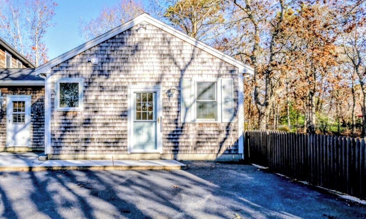 Silver Beach Cottage | Adorable. 1000 sq ft. Well maintained, tasteful updates, spacious private yard.