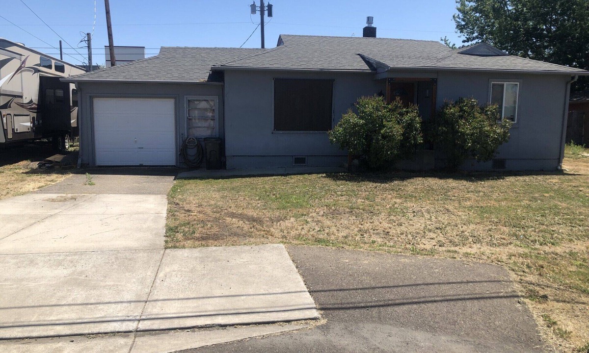 Roseburg House | Adorable 2 bedroom 1 bath house pet friendly nearby shopping and hospital