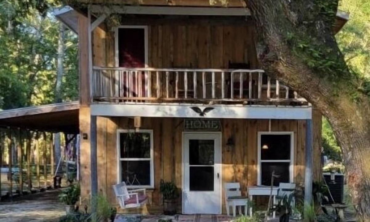 Georgetown Cabin | Adorable 2 story lake front setting.