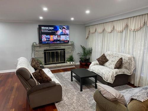 L'Amoreaux House | Adorable 3 private rooms- main with free parking