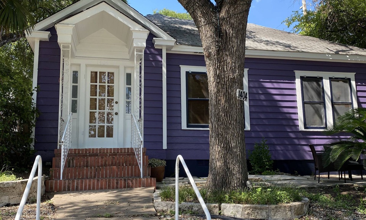 Clarksville House | Adorable 6th Street Bungalow - 100+ Five Star Reviews
