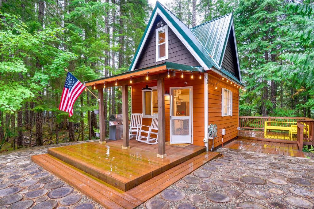 Hoodsport House | Adorable A-Frame Cabin, Steps to Lake Cushman!